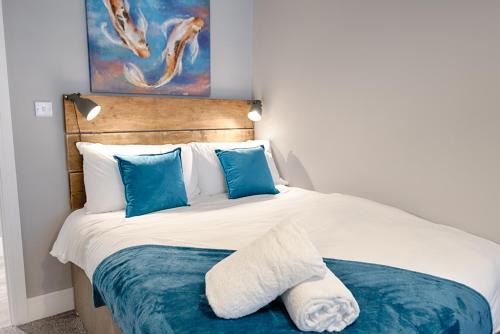 Llanelli Apartment | 3 RM Studio, Open-plan Living, Dining, & Kitchen