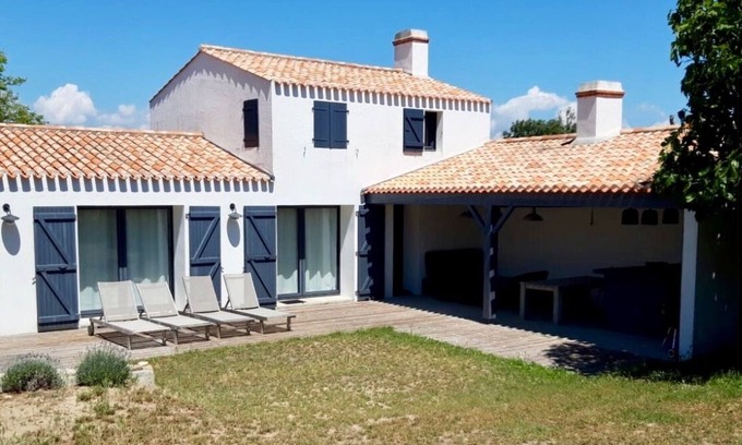L'Epine House | 300m from the beach, house with terrace and large private garden