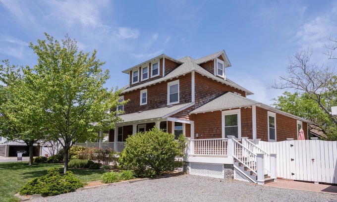 Lewes House | 311 E Market - Two blocks to Lewes Beach!
