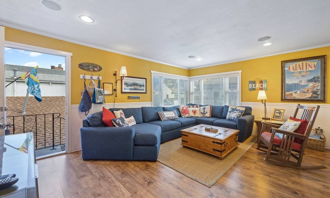 Avalon House | 315E Upper: Spacious, Remodeled, Colorful Upper Level Duplex, Quiet Street, WIFI