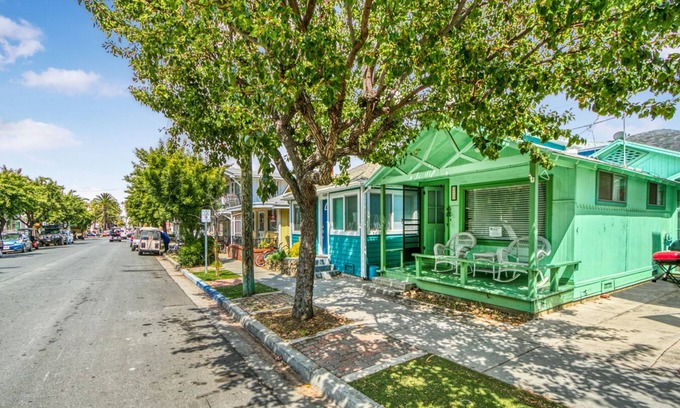 Avalon House | 322S: Charming, Cozy Beach Cottage, Front Porch, 2 Blocks to Beach, WIFI - 322 S