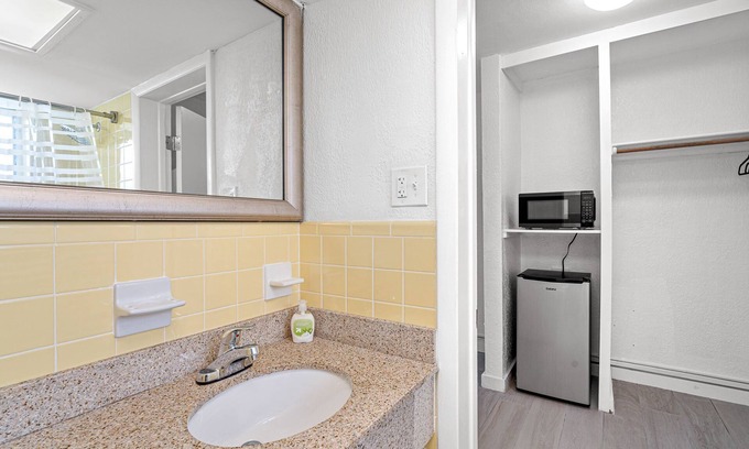 Coral Shores Apartment | 326 Quaint studio in Fort Lauderdale with WiFi and only 5mins from the beach!
