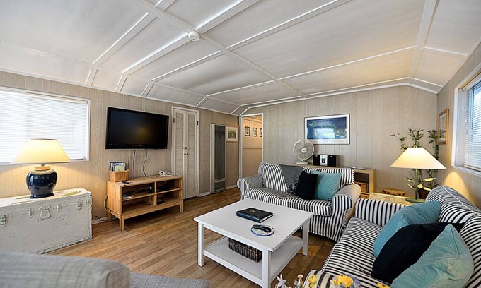 Avalon House | 334S: Quaint Catalina Cottage, Large Porch, BBQ, WIFI, Min Away from Beach - 334