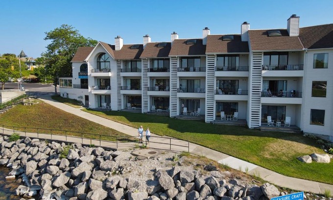 Charlevoix House | 343 Edgewater Inn