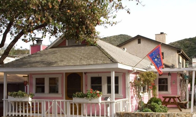 Avalon House | 358S: Charming Cottage, Spacious Front Porch & Patio, BBQ, WIFI - 358 Sumner Ave