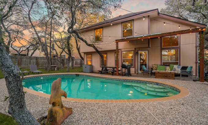 San Antonio Villa | 3B Villa, Pool, BBQ, Firepit, Mini Golf, Yard Games, Gym, Family & Pet Friendly
