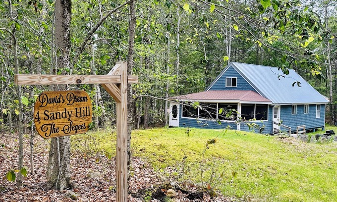Standish House | 3Bd, 1 bath camp on Frye Island close to Beach 6 with screened-in porch!