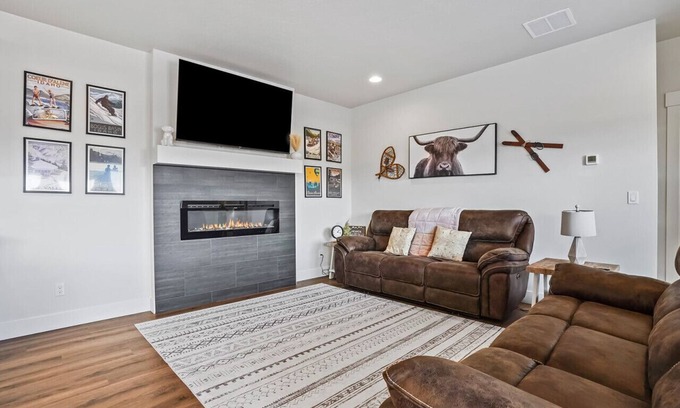 Cascade House | 3BD/2.5BA Newly Built Gorgeous Townhome!