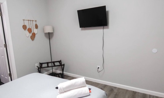 Ampere Apartment | 3Bed 2Bath Apt Near NYC + Parking & Laundry
