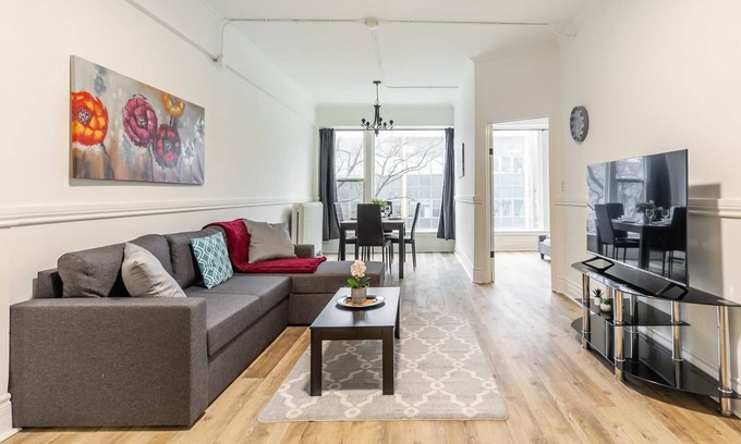 Hamilton Apartment | 3BR Apt With Netflix - Near King Street