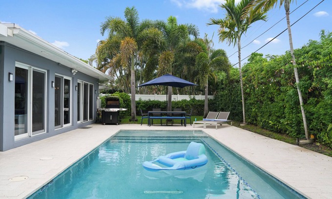 South Corals House | 3BR Home w/Heated Pool, BBQ & Lounge — 1 Mile to Fort Lauderdale Beach!