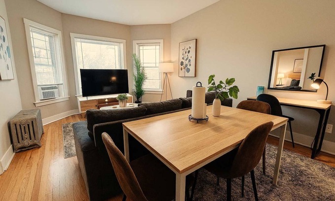 Rogers Park Apartment | 3BR Sunny & Cozy Unit