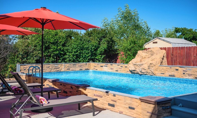 Lake Elsinore House | 3BR w/Pool ｜Jacuzzi ｜BBQ｜Fire Pit ｜King Bed