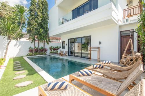 Batubelig Villa | 4 Bd Seminyak With Paddy View, Enclosed Living