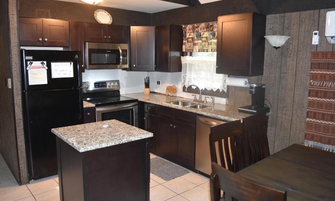 Lake Harmony Estates House | 4 Bdr Lake Harmony mountaintop chalet with covered deck