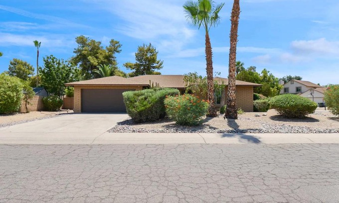 Trails North House | 4 bdr, Two Master suite, billiards & desert oasis pool