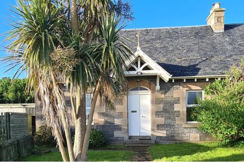 Campbeltown House | 4 Bed Cottage Sleeps 6-Pet-Friendly-Private Garden