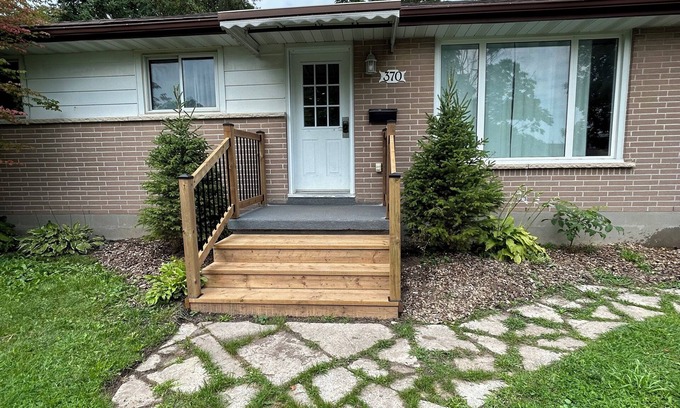 Peterborough House | 4-bedroom bungalow in tranquil Peterborough with AC, and putting green
