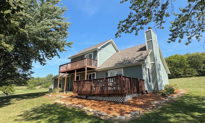 Grantville House | 4 Bedroom House at Perry Lake, Only a Minute from the Marina,Beach,Bar&Slips