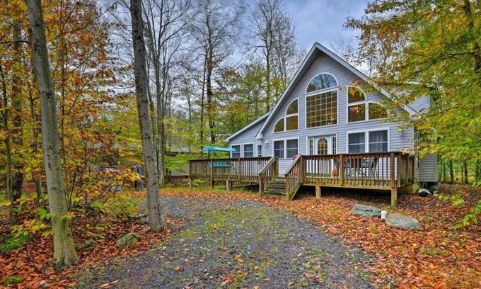 Thornhurst Ski Chalet | 4 bedrooms Chalet with hot tub, firepit, kayak in Pocono Lake Resort Community