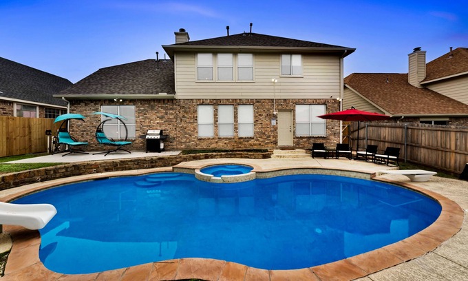 South Arlington House | 4 BR w/ Pool 10 min to Six flags