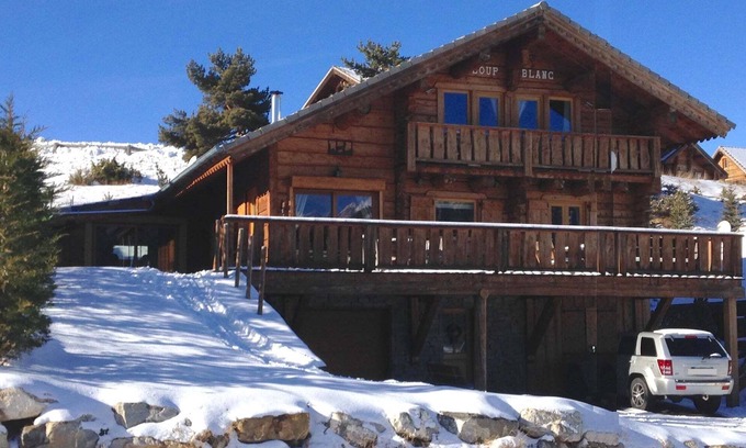 La Joue du Loup Ski Chalet | 4 * charming chalet on the slopes 14 people SPA