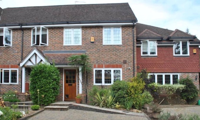 Midhurst House | 4 Chartwell Mews - a town house that sleeps 7 guests in 4 bedrooms