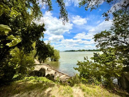 Csillaghegy Villa | 4 Guests: River & Garden Charm