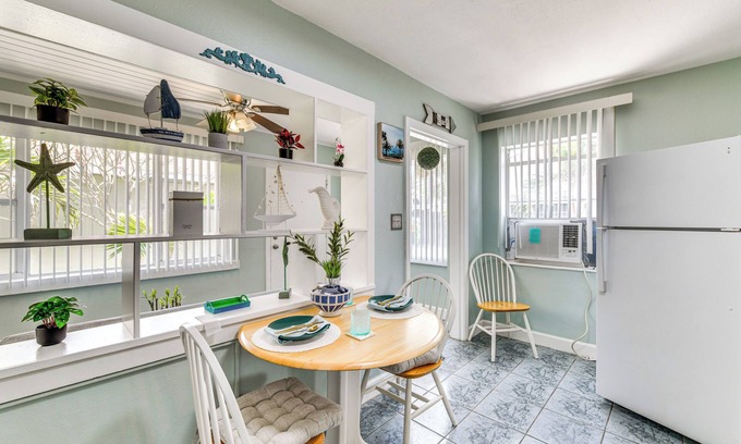 St. Pete Beach Apartment | 4 Mi to John's Pass: Cozy St Pete Beach Apt!