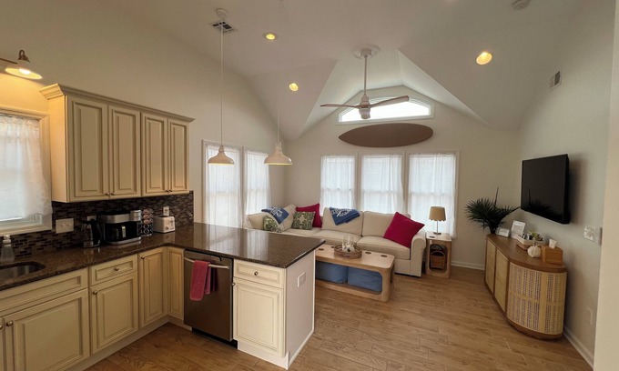 Lavallette House | 4 minute walk to the beach! Walking distance to restaurants and shopping!