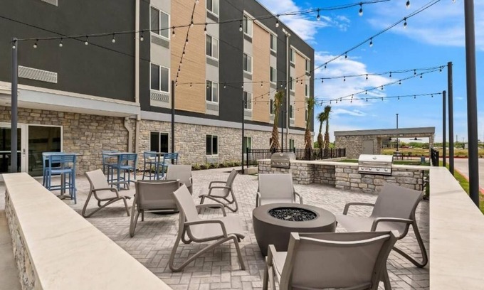 Brownsville Hotel | 4 Peaceful Suites | King Size Bed | Patio with BBQ