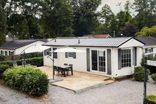Oisterwijk Apartment | 4 persons chalet Valkenbosch situated in the forested area
