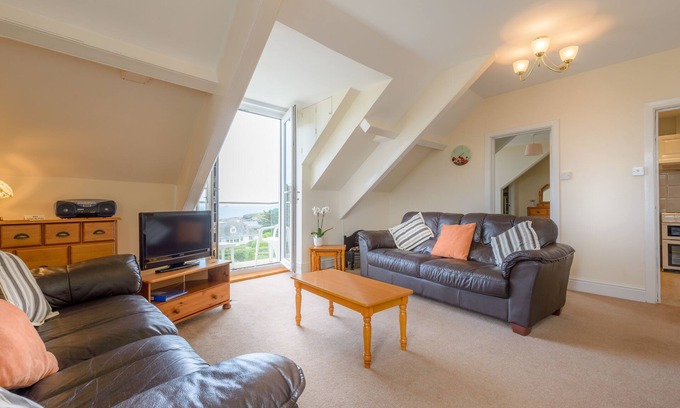 Harlyn Apartment | 4 Star Apartment with Balcony & Stunning Sea Views just 200meters from the beach