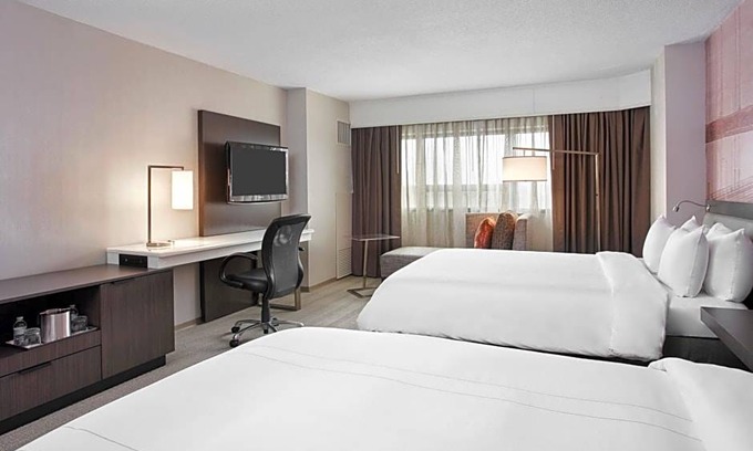 Teaneck Hotel | 4-Star Hotel ∙ Teaneck Marriott at Glenpointe