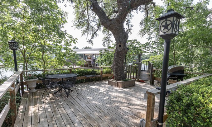 Kingsland House | 405 Watkins Point Lazy Cove Waterfront Getaway