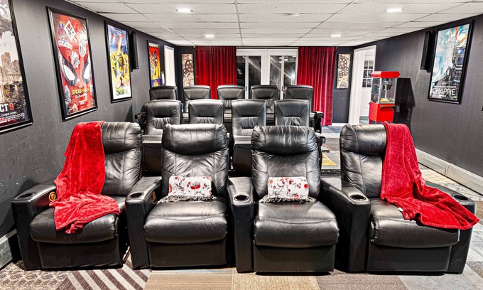 Dingmans Ferry House | 4200SF:Theater*Hot Tub*Pinball*FirePit*3 King Beds