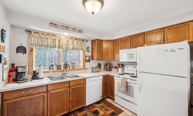 North Creek House | 46er 15e - Stylish & Comfortable Mountain Retreat 2 Bedroom Townhouse by The Summit at Gore Mountain