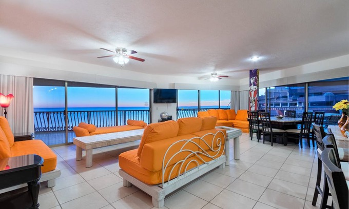 Sandy Beach Condo | 492 m² Condo ∙ 5 bedrooms ∙ 15 guests