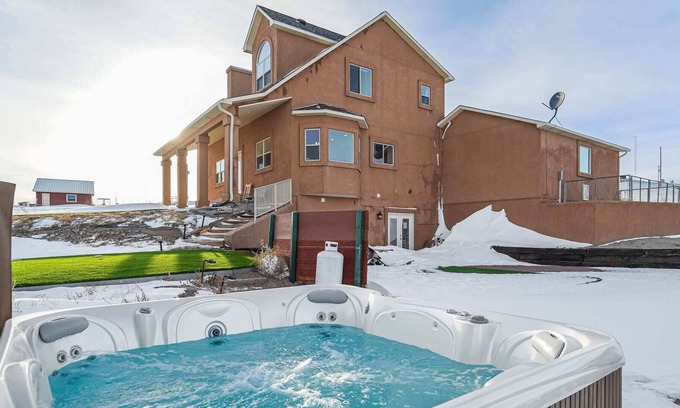 Elbert House | 4BD, Tons of Space w/ a Hot Tub! Peaceful Getaway