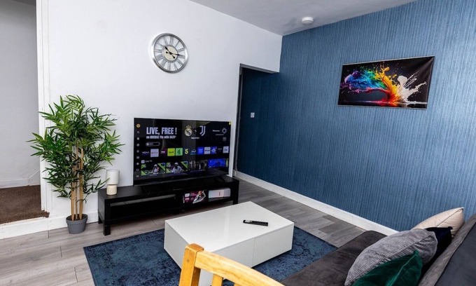 Wolverhampton House | 4BR House Near City & Stadium