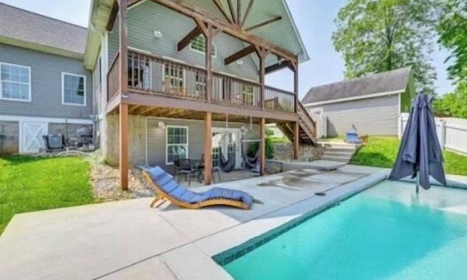 Mount Vernon House | 4BR+Lake Access+ Fire Pit+Pet Friendly&Heated Pool w fee+ Avail 10-19 thru 10-24