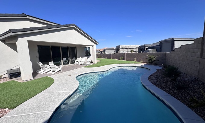 Mesquite House | 4BR Oasis Pool Spa Near Golf & Casinos
