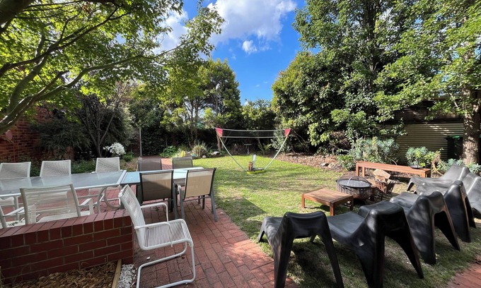 Watson House | 5+1 BRs/3 Bathrooms/NBN Wifi/Free Secure 5-6 Parking