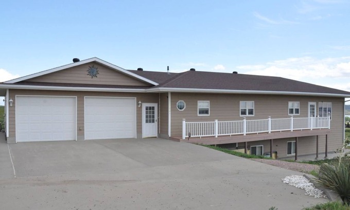 Oacoma House | 5 Bed/3.5 Bath-Sleeps Up To 17-easy I-90 on/off Chamberlain/Oacoma