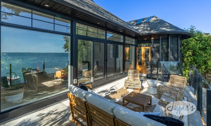 Port Carling Cottage | 5 bed 4 bath Lakehouse on Lake Simcoe! Hot Tub!