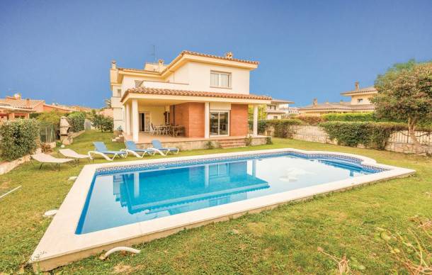 Sant Pere Pescador House | 5 bedroom accommodation in Sant Pere Pescador