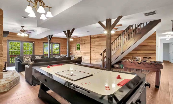 Berkeley Springs Ski Chalet | 5 Bedroom Suites, Hot Tub, Jacuzzi Tub & Game Room