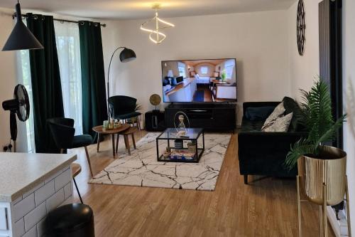 Dartford Apartment | 5 Guests - Pet Friendly - Balcony & Free Parking