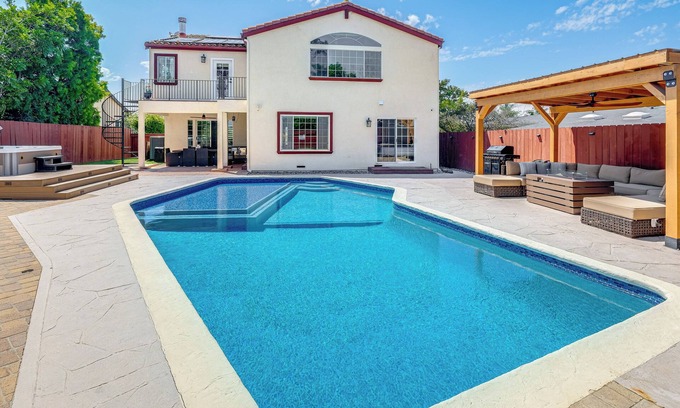 Bay Ho House | 5 Mi to La Jolla Cove: Spacious Retreat w/Hot Tub