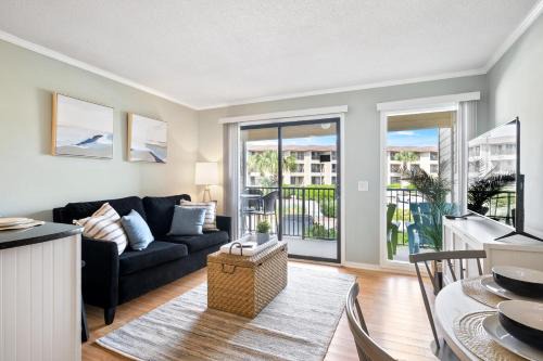 Folly Field Apartment | 5 Min walk to the beach 1st floor condo Sleeps 4